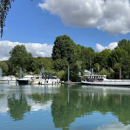 Gare Et Commerces Sur Place Apartmán *